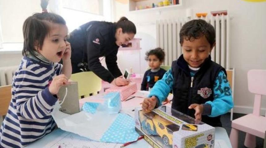 Sivas Valisi'nden Cezaevindeki &Ccedil;ocuklara Oyuncak