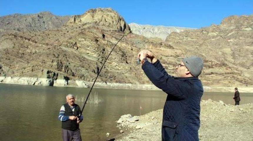 Ayvalı Barajı'nda Semaverli Balık Tutma Keyfi
