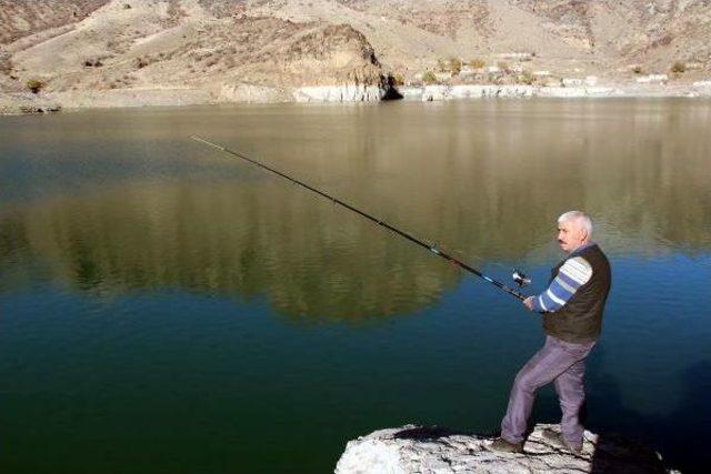 Ayvalı Barajı'nda Semaverli Balık Tutma Keyfi