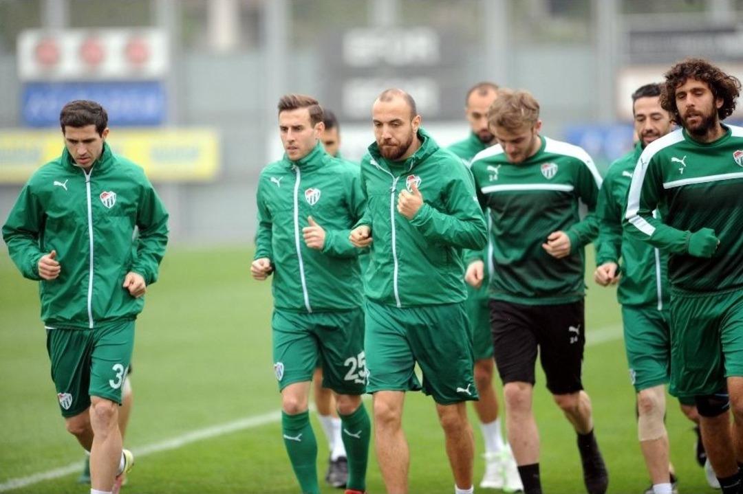 Bursaspor, Kapılarını Dış D&uuml;nyaya Kapattı