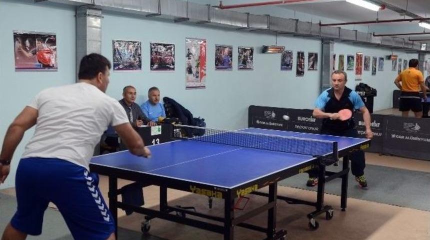 Belediye Personeli Masa Tenisiyle Stres Attı