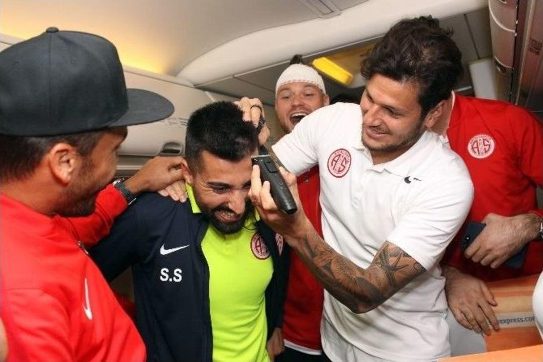 Antalyaspor Galibiyeti 10 Bin Metre Y&uuml;kseklikte Kutladı