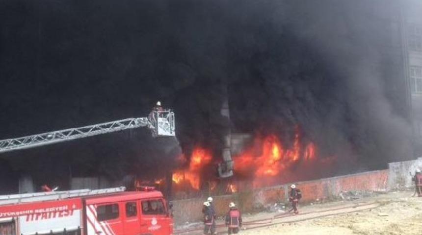 Bayrampaşa'da B&uuml;y&uuml;k Yangın;  Dumanlar İstanbul'un Bir&ccedil;ok Semtinden G&ouml;r&uuml;l&uuml;yor (1)