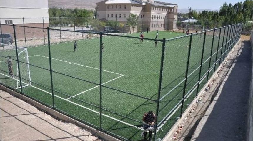 Van&rsquo;da 17 Okula Halı Saha