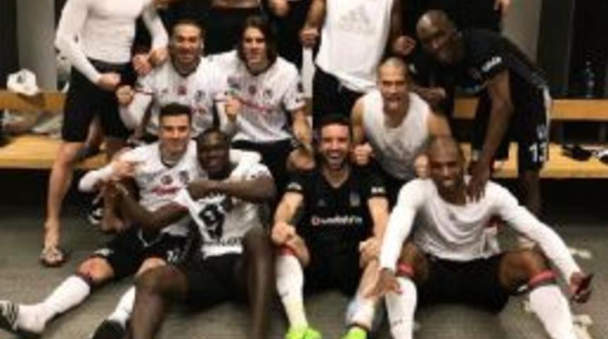 Beşiktaşlı Futbolculardan Zafer Pozu