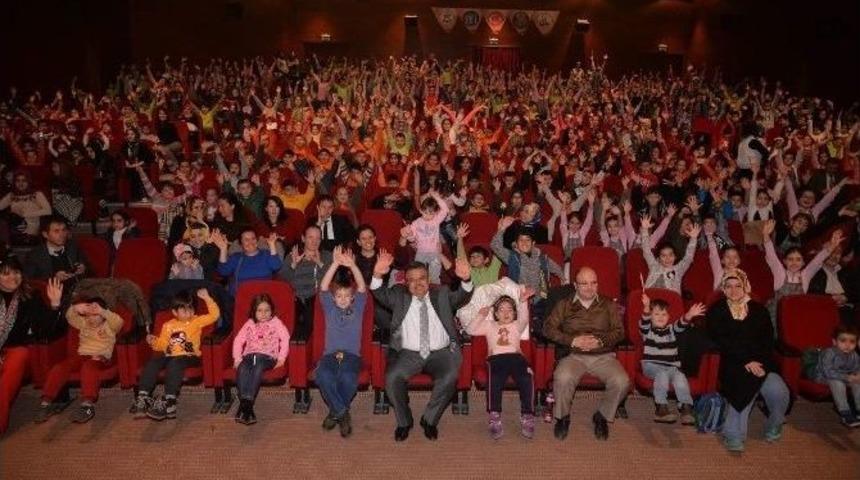 Başkan Yağcı, &Ccedil;ocuklarla Tiyatroda Buluştu