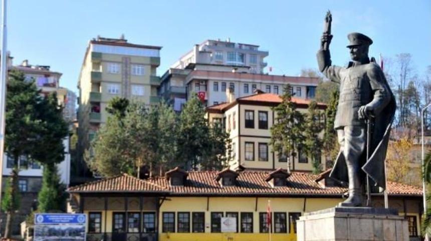 Rize&rsquo;De Atat&uuml;rk Anıtı Kaldırılacak, Yerine Şehitler Anıtı Konulacak