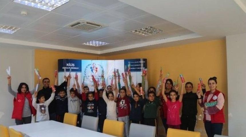 Gen&ccedil;lere Diş Fır&ccedil;ası Ve Diş Macunu Dağıtımı Yapıldı