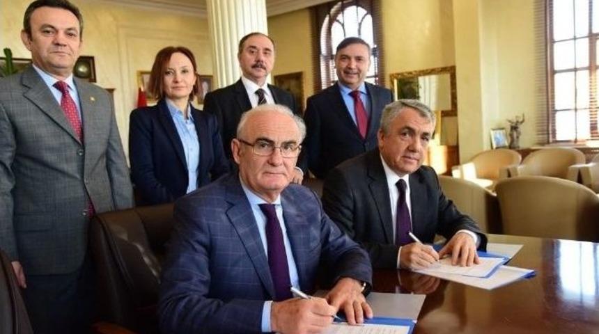 Raylı Sistemin Om&uuml;&rsquo;ye &Ccedil;ıkması İ&ccedil;in İmzalar Atıldı