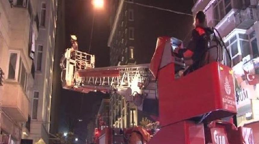 Beyoğlun'da Apartman Boşluğuna Düşen Kişi Öldü