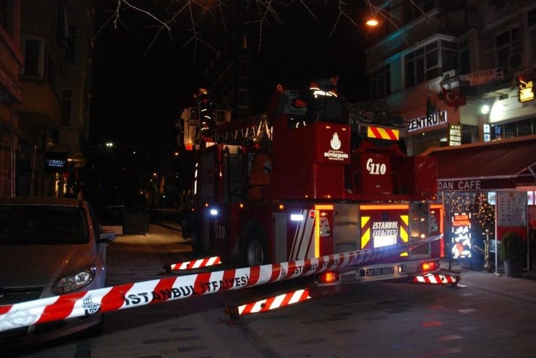 Beyoğlu&rsquo;nda Otel &Ccedil;alışanı &Ccedil;ıktığı &Ccedil;atıdan Apartman Boşluğuna D&uuml;şerek Hayatını Kaybetti