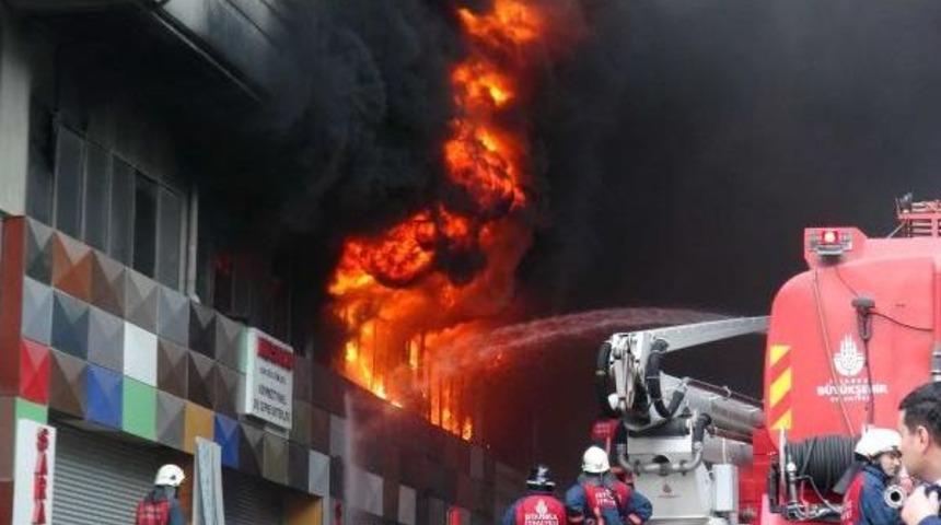 Ek Fotoğraflar // Bayrampaşa'da B&uuml;y&uuml;k Yangın; Dumanlar İstanbul'un Bir&ccedil;ok Semtinden G&ouml;r&uuml;l&uuml;yor