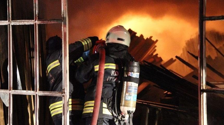 Orman &Uuml;r&uuml;nleri &Uuml;retimi Yapan İş Yerinde Yangın