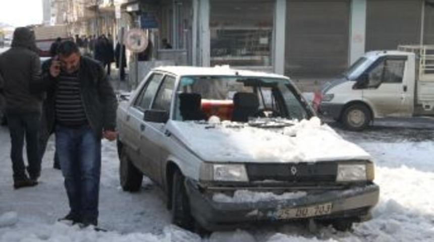 &Uuml;zerine &Ccedil;atıdan Kar Yığını D&uuml;şen Otomobil Kullanılamaz Hale Geldi