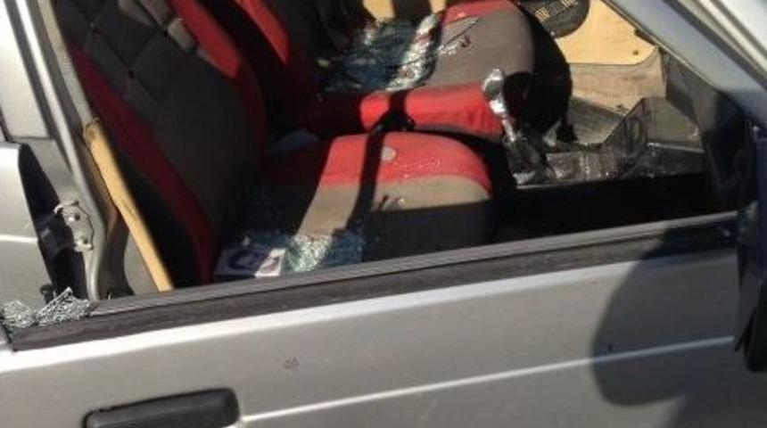 Duruşmadan &Ccedil;ıktılar, Otomobili Hurdaya &Ccedil;evirdiler