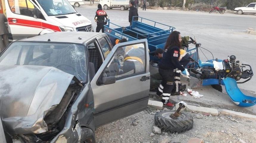 Mut&rsquo;ta Tarım Aracı Otomobile &Ccedil;arptı: 2 Yaralı