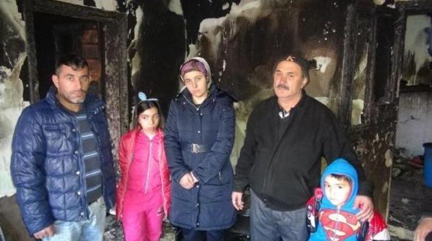 Gecekonduları Yanan 6 Kişilik Aile, Evlerinin Yeniden Yapılmasını Istiyor