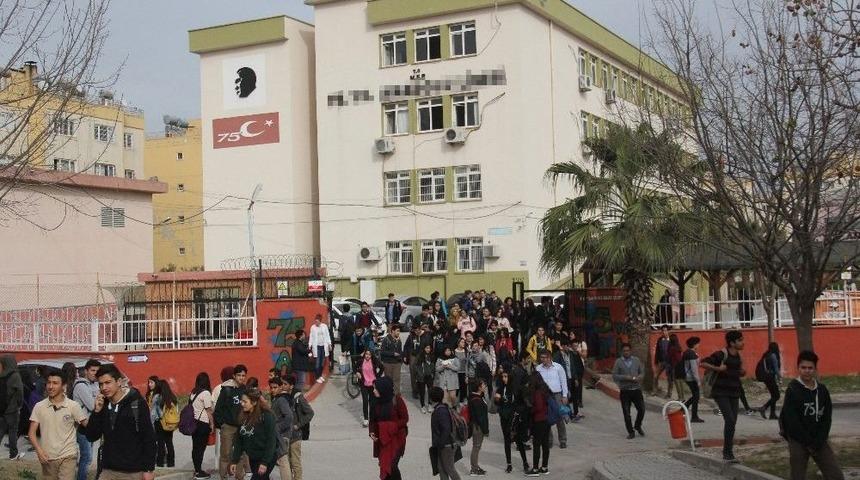 Lisede Kantinci &Ccedil;ırağı Dehşeti; 4 &Ouml;ğrenci Yaralı