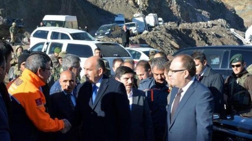 M&uuml;ezzinoğlu: Heyelan Altındaki 10 &Ccedil;alışanımıza Ulaşmaya &Ccedil;alışıyoruz