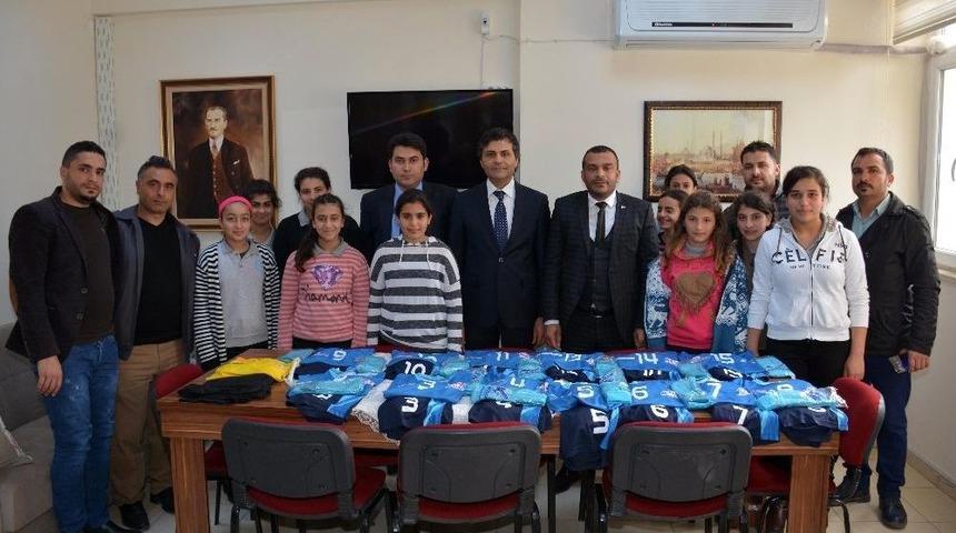 Dr. C&uuml;neyt Karaarslan&rsquo;dan Kız Futsal Takımına Forma Desteği