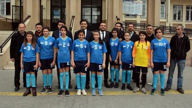 Dr. Cüneyt Karaarslan’dan Kız Futsal Takımına Forma Desteği