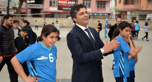 Dr. Cüneyt Karaarslan’dan Kız Futsal Takımına Forma Desteği