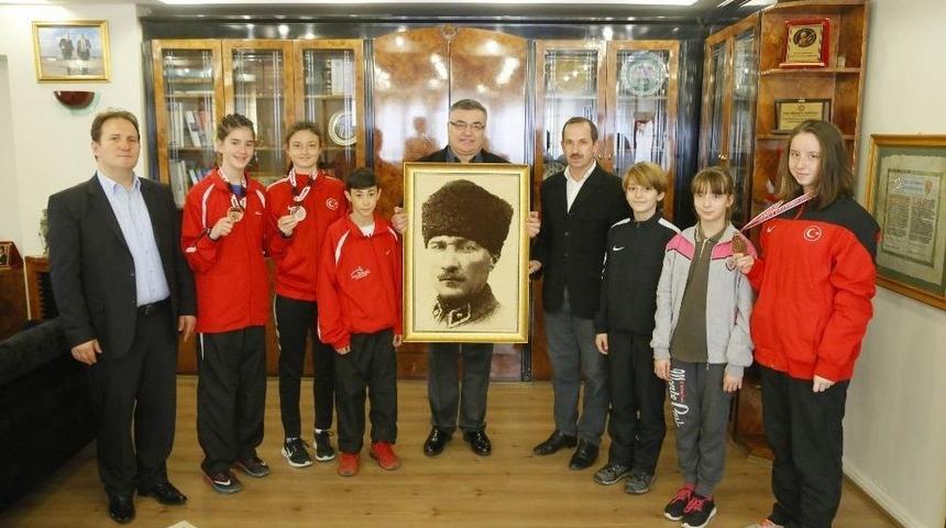 Başarılı Sporculardan Başkan Kesimoğlu&rsquo;na Ziyaret