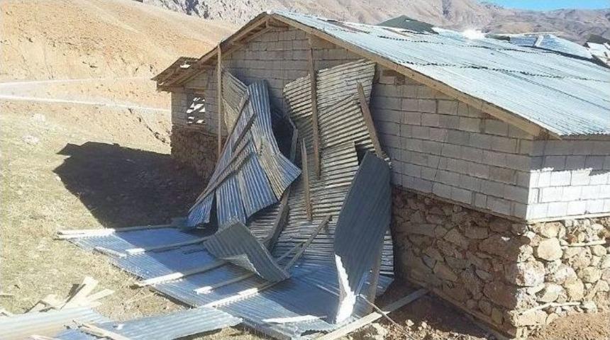 Şiddetli R&uuml;zgar &Ccedil;atıları U&ccedil;urdu