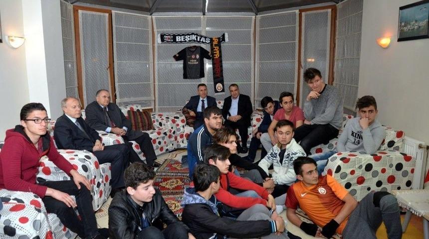 Vali Elban, Galatasaray-beşiktaş Ma&ccedil;ını &Ccedil;ocuklarla İzledi