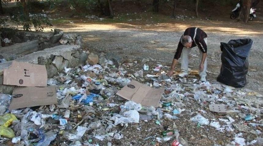 Oğlunun Acısını &Ccedil;evre Temizliği Yaparak Unutmaya &Ccedil;alışıyor