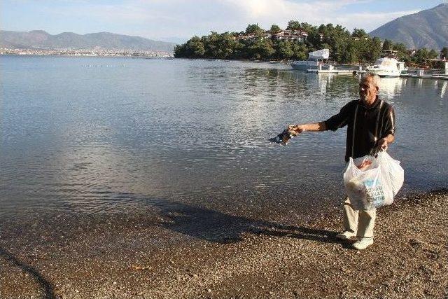 Oğlunun Acısını &Ccedil;evre Temizliği Yaparak Unutmaya &Ccedil;alışıyor 1
