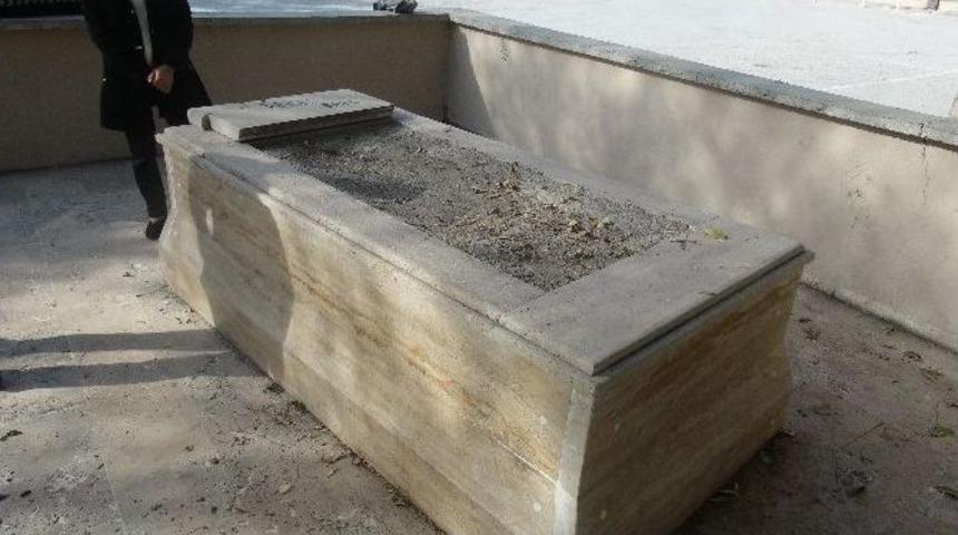 Okul Bah&ccedil;esindeki T&uuml;rbe Ziyaret&ccedil;i Akınına Uğruyor