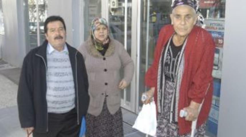 Motosikletin &Ccedil;arptığı Yaşlı Kadın Y&uuml;r&uuml;mekte G&uuml;&ccedil;l&uuml;k &Ccedil;ekiyor