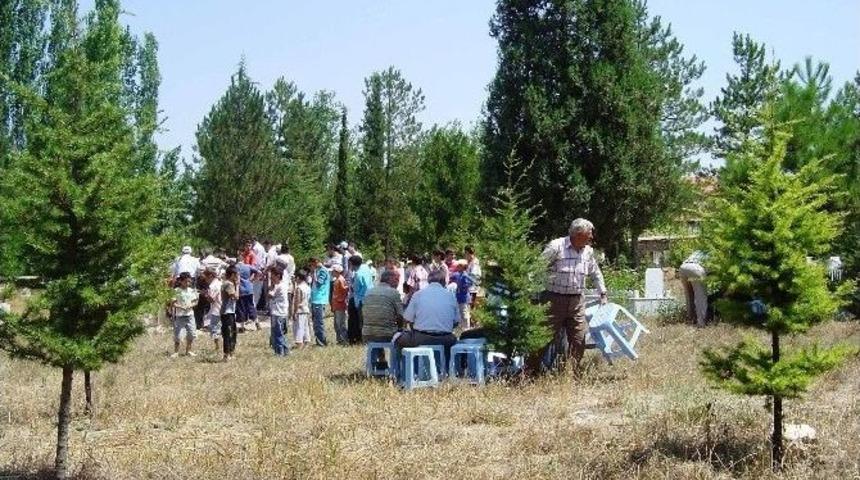 Mezarlıkta İskat Parası Dağıtılıyor
