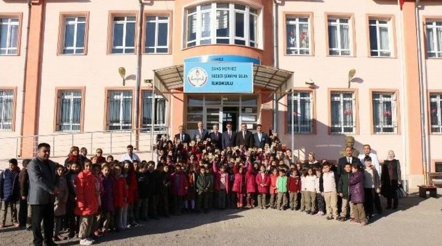 Sivas&rsquo;ta &Ouml;ğrencilere Kuru &Uuml;z&uuml;m Dağıtıldı