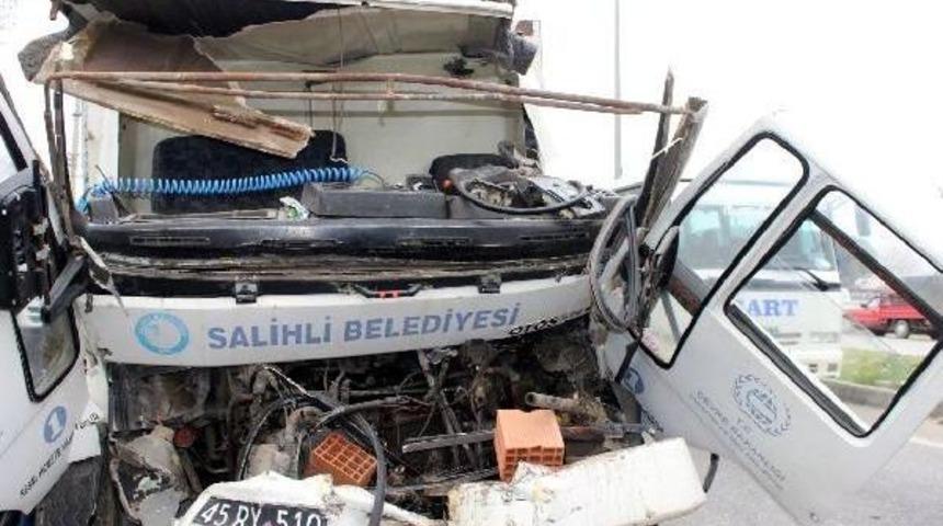 &Ccedil;&ouml;p Kamyonu Ile Tuğla Kamyonu &Ccedil;arpıştı: 1 &Ouml;l&uuml;, 2 Yaralı