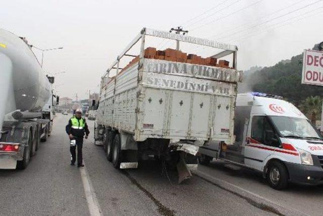 Çöp Kamyonu Ile Tuğla Kamyonu Çarpıştı: 1 Ölü, 2 Yaralı