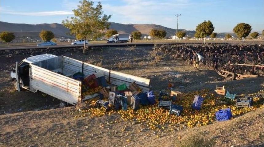 Mandalina Y&uuml;kl&uuml; Kamyonet Takla Attı: 1 &Ouml;l&uuml;, 2 Yaralı