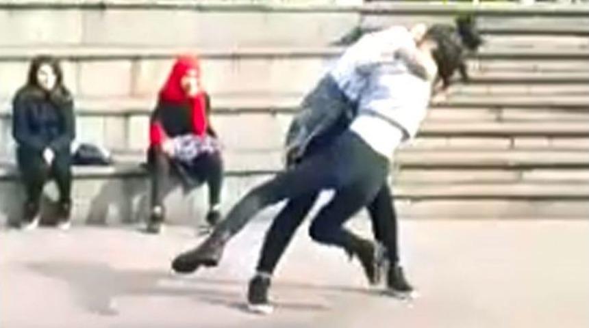 Liseli Kızların Kavgasını Arkadaşları B&ouml;yle G&ouml;r&uuml;nt&uuml;ledi