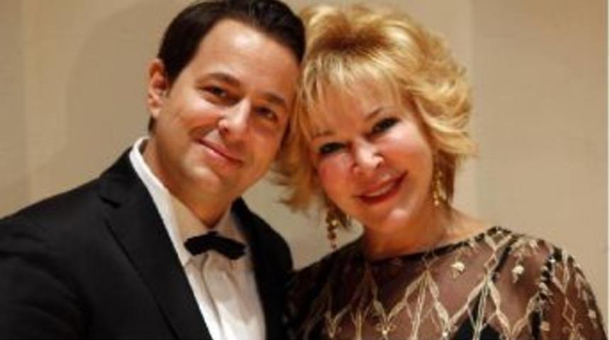 G&uuml;lsin Onay Ve Erkin Onay 8 Mart D&uuml;nya Kadınlar G&uuml;n&uuml;&rsquo;Nde İk&uuml;&rsquo;De