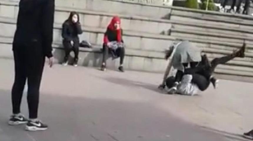 Liseli Iki Kızın Erkek Kavgası