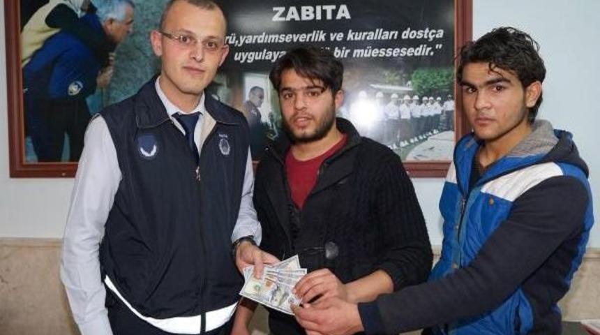 Iraklı M&uuml;ltecinin Yolda D&uuml;ş&uuml;rd&uuml;ğ&uuml; 500 Doları Bulundu