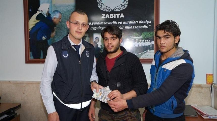 Iraklı M&uuml;lteci Kaybettiği 500 Dolara Zabıta Ekipleri Sayesinde Kavuştu