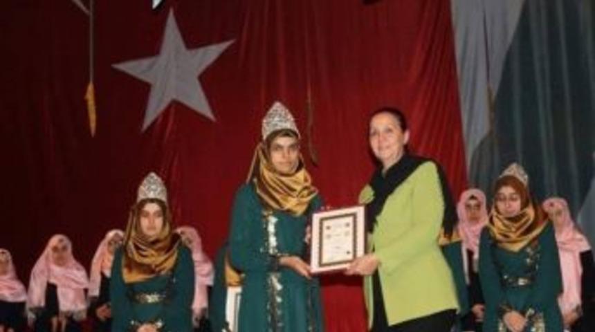 Saltukova Yatılı Kız Kur&rsquo;an Kursunda Hafızlıklarını Tamamlayan &Ouml;ğrencilere Ta&ccedil; Giydirildi