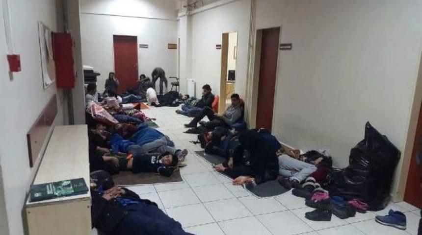 G&ouml;&ccedil;menleri Taşıdığı Minib&uuml;sle Polise &Ccedil;arpan S&uuml;r&uuml;c&uuml; Yakalandı