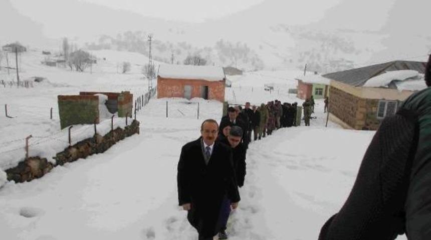 Muş Valisi Yavuz K&ouml;ylerde