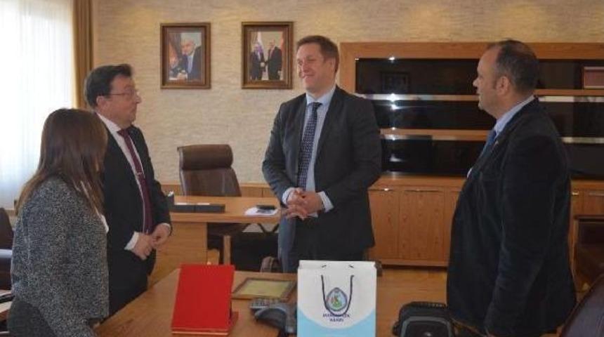 Mehmet&ccedil;ik Vakfı&rsquo;Ndan Bağış&ccedil;ı Rus Şirketine Teşekk&uuml;r Plaketi