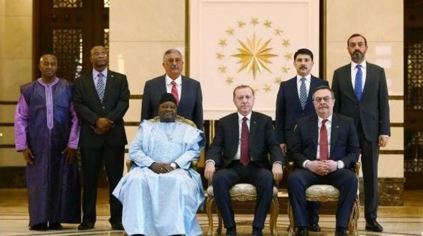 Cumhurbaşkanı Erdoğan'a Sierra Leone B&uuml;y&uuml;kel&ccedil;isi'nden G&uuml;ven Mektubu