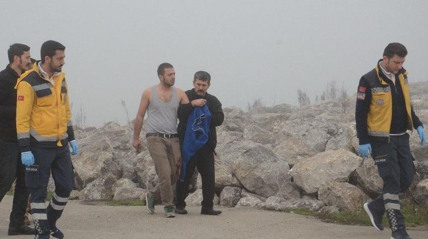 Kayalıklara &Ccedil;ıkarak Kesici Aletle Kendini Yaraladı