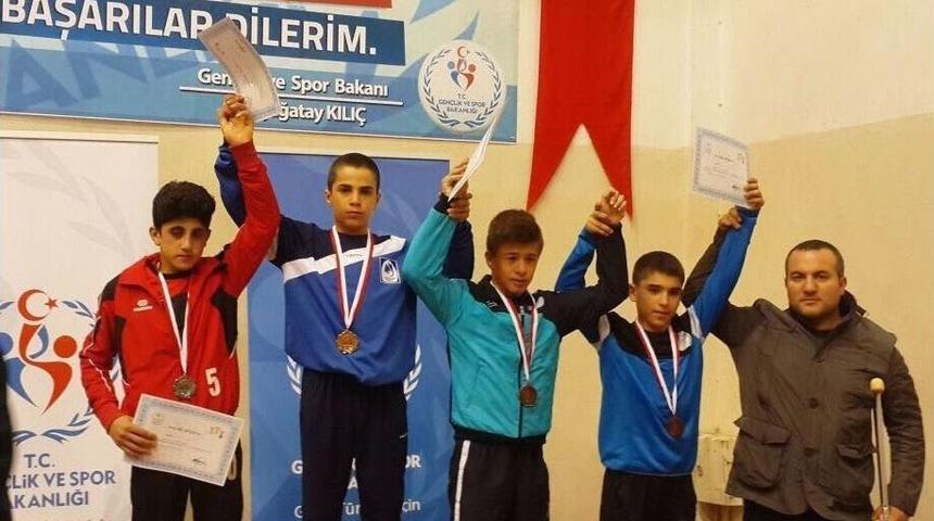 Güreşte Türkiye Şampiyonu Yunusemre’den